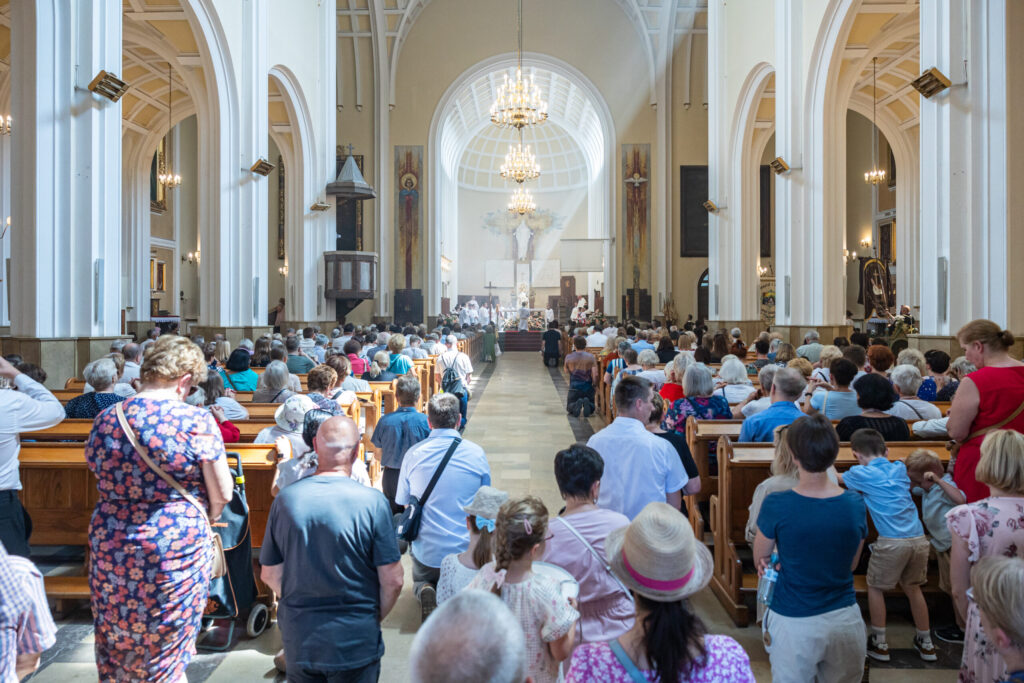 Wnętrze kościoła podczas uroczystości
